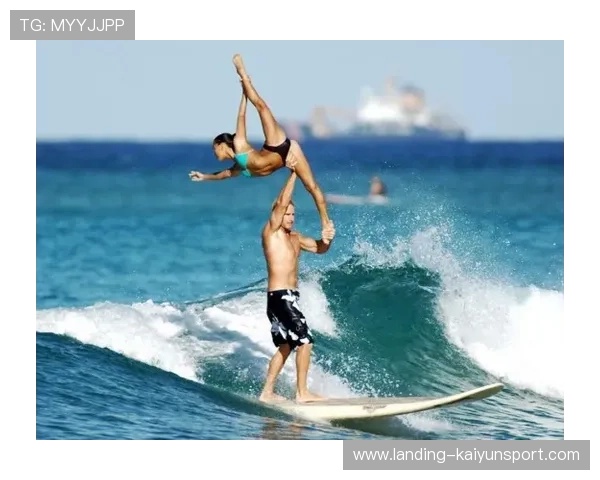 冲浪双人组动作默契，网友：他们肯定谈恋爱了