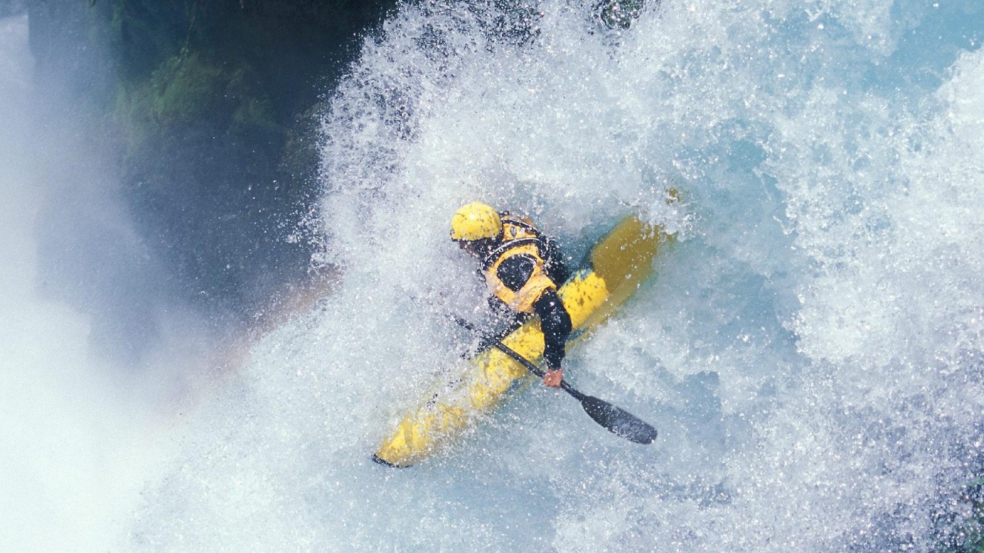 亚洲羽毛球锦标赛男单决赛 石宇奇2比1击败安赛龙捧起冠军奖杯，羽毛球男单石宇奇世界排名